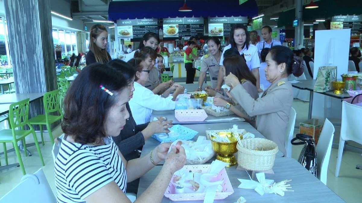 ประชาชนชาวนครพนม นำเวลาว่างจากการทำงานประดิษฐ์ดอกไม้จันทน์ (มีคลิป)