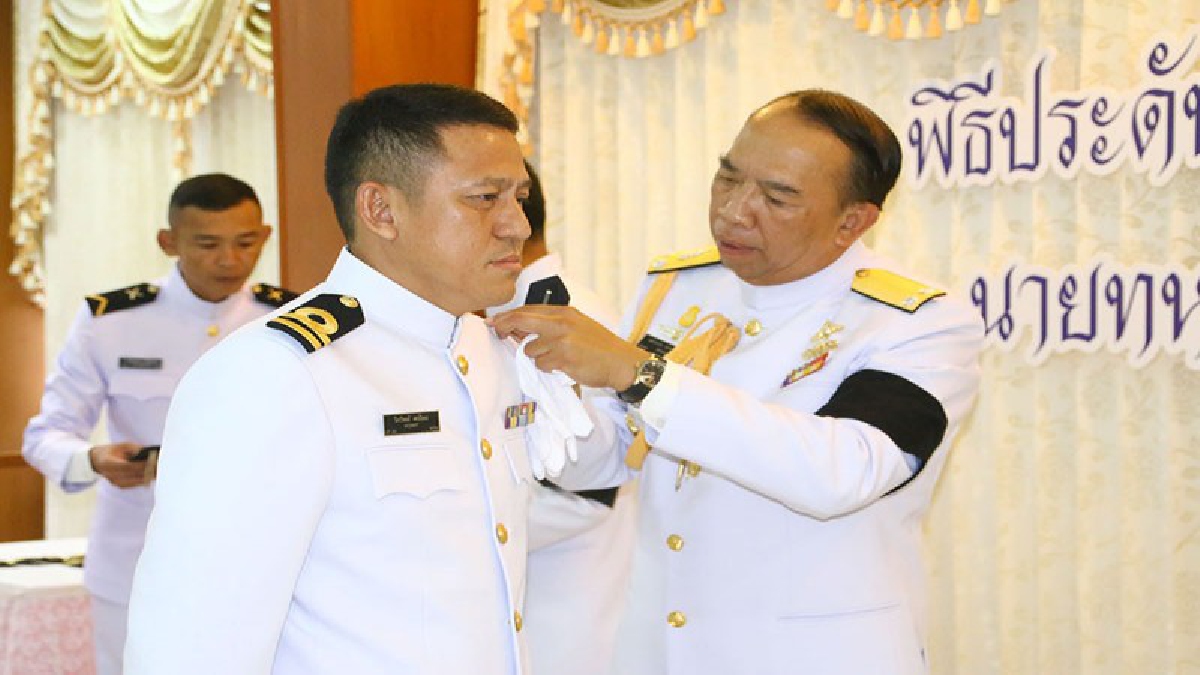 สุดปลื้ม!!! สอ.รฝ.ประดับเครื่องเลื่อนชั้นยศนายทหารสัญญาบัตรเป็นว่าที่ เรือเอก 12 นาย