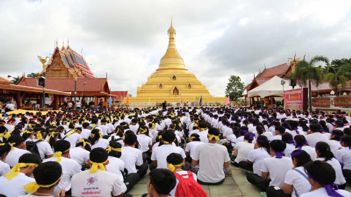 รับน้อง..สร้างสรรค์!! ม.ราชภัฎกำแพงเพชร "รับน้องใหม่" ร่วมกันเดินเท้าไหว้พระแห่ผ้าห่มพระบรมธาตุ (มีคลิป)