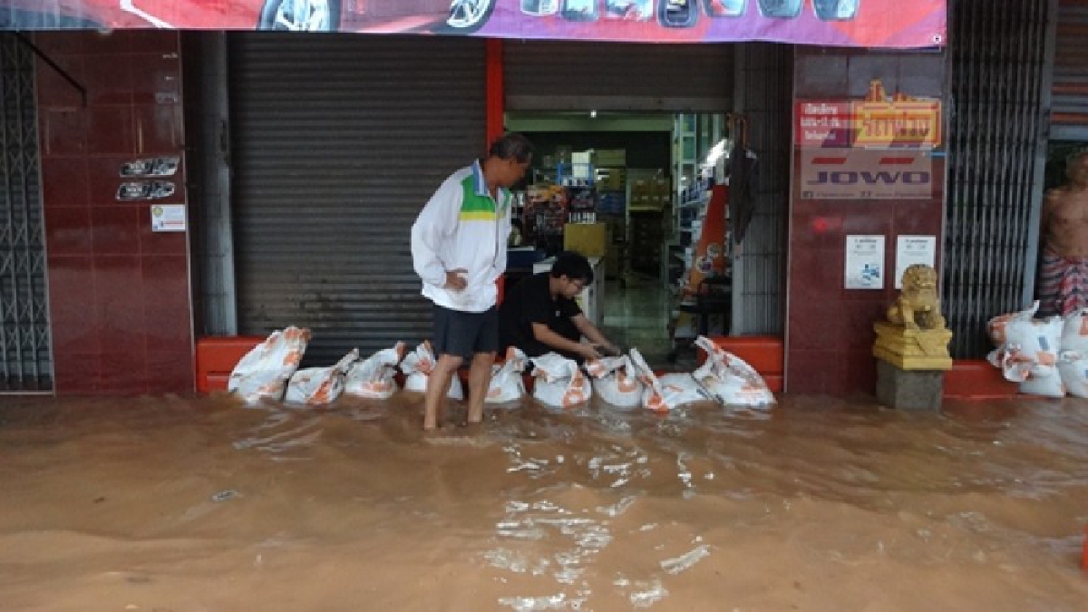 เมืองสุราษฎร์วิกฤต!! ฝนถล่มนานกว่า 2 ชม. ทำน้ำท่วมสูง 30-50 เซนติเมตร ชาวบ้านขนของหนีกันโกลาหล (มีคลิป)