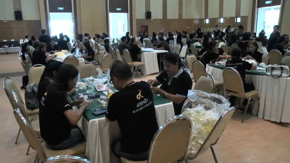 รวมใจ..ทำเพื่อพ่อครั้งสุดท้าย!! เครือข่าย OTOP ทั้ง16อำเภอ จ.สงขลาร่วมประดิษฐ์ดอกไม้จันทน์เพื่อใช้ในงานพระราชพิธีถวายพระเพลิงพระบรมศพ(คลิป)