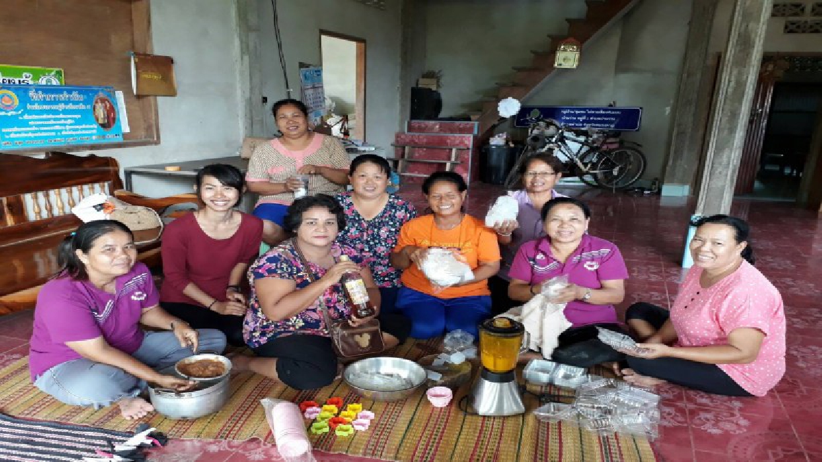 พัฒนาชีวิต..!! ศูนย์เรียนรู้ ม.ชีวิตบ้านบ่มเพาะทับตะวัน สอนกลุ่มแม่บ้านพึ่งตนเองทำสบู่สมุนไพรใช้ในครัวเรือน ตามแนวเศรษฐกิจพอเพียง (มีคลิป)