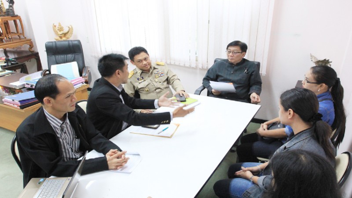 ระยอง - ชาวบ้านยื่นหนังสือถึงผู้ว่าฯ ขอความเป็นธรรมให้เจ้าอาวาสวัดบ้านคลองป่าไม้ หลังถูกกล่าวหายักยอกเงินทำบุญวัด