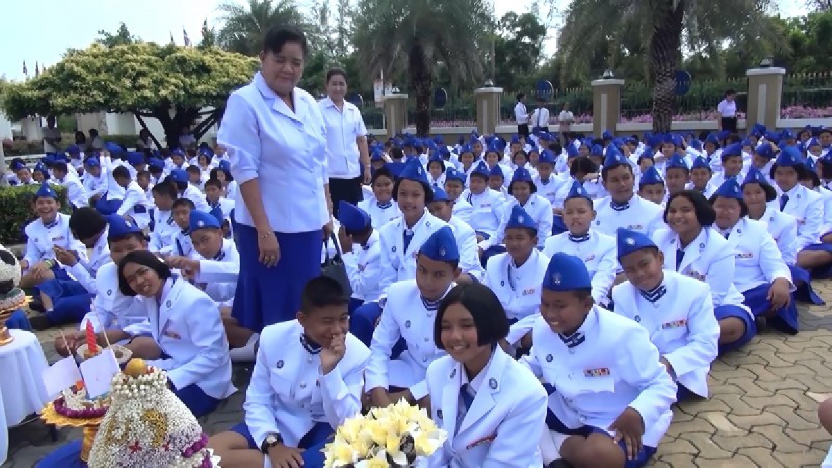 ร้อยใจ..เป็นหนึ่ง!!! ร.ร.หาวชิราวุธสงขลาทั้งโรงเรียนร่วมประดิษฐ์ดอกไม้จันทน์เพื่อใช้ในพระราชพิธีถวายพระเพลิงพระบรมศพพ่อหลวง ร.๙ (มีคลิป)