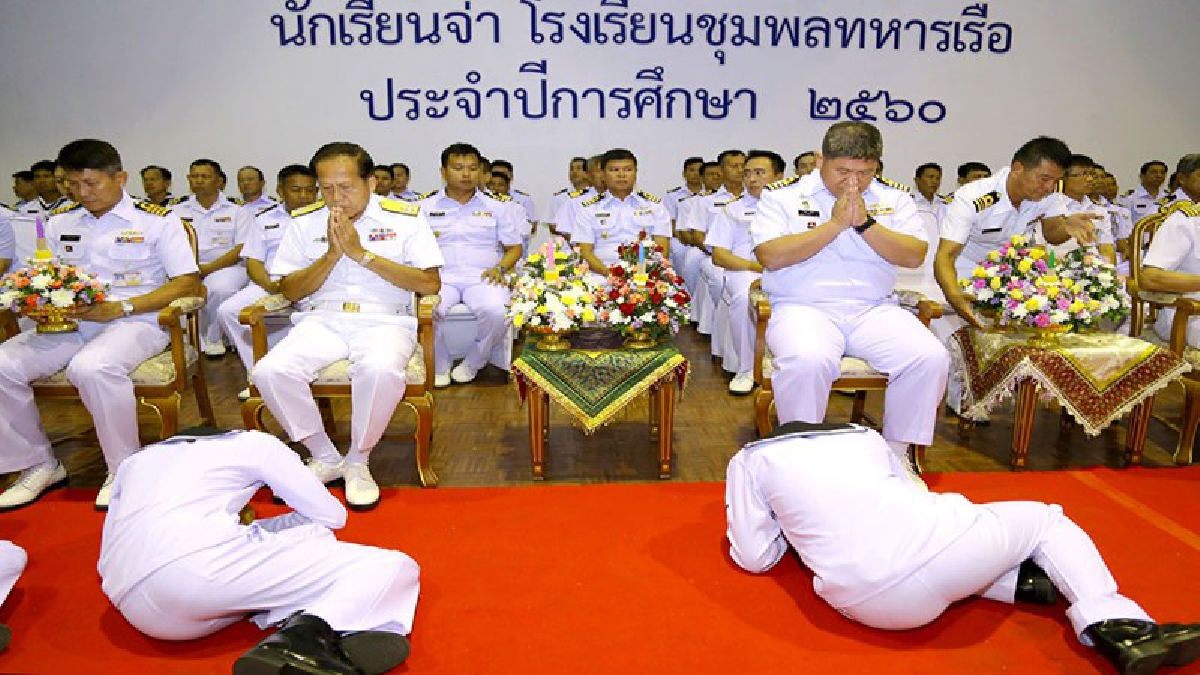 ปลาบปลื้ม!! นักเรียนจ่าทหารเรือ เกือบ 1,000 ชีวิต ยกพานดอกไม้ไหว้ครูบาอาจารย์ที่สอนสั่ง แสดงความเคารพรักต่อพ่อแม่คนที่สอง