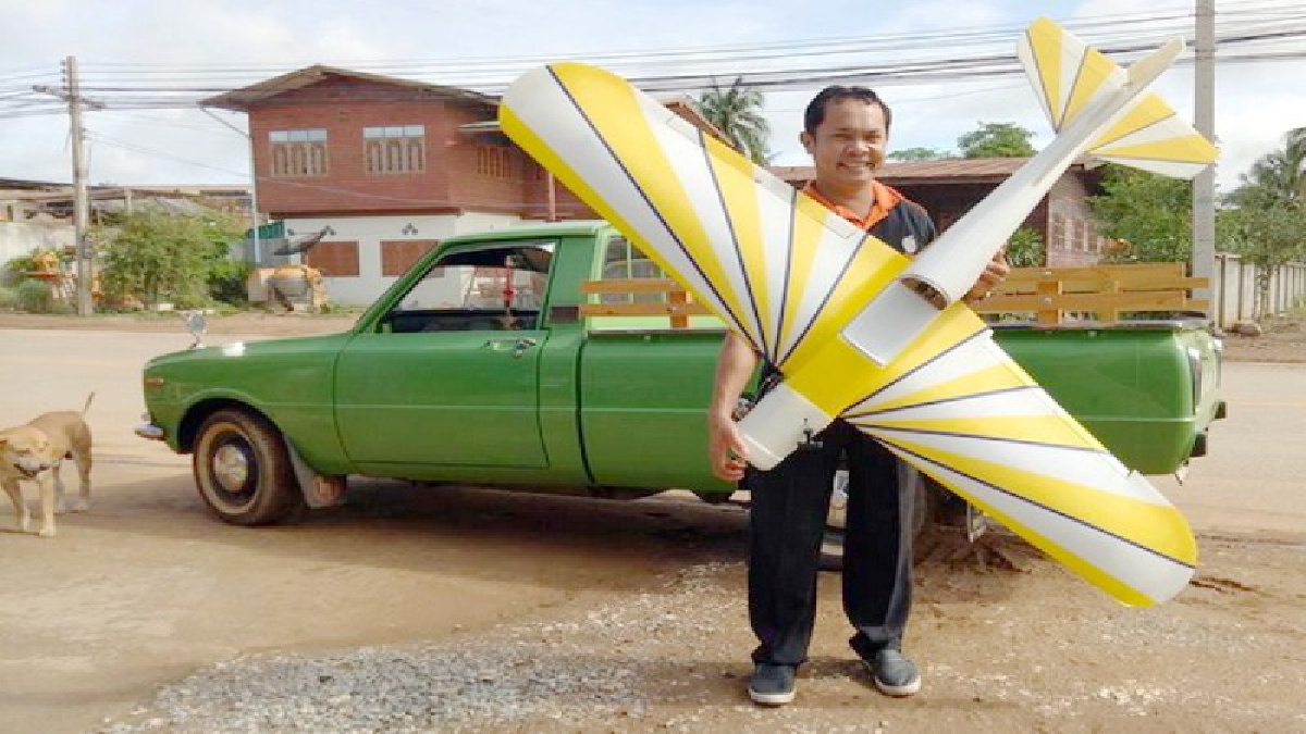 สุดยอดไอเดีย!! ครู วก.ศรีสัชนาลัย ใช้“เครื่องพ่นยาเก่าๆ-ฟิวเจอร์บอร์ด” สร้างเครื่องบินบังคับ บินฉิวเทียบเครื่องราคาเป็นแสน (ชมคลิป)