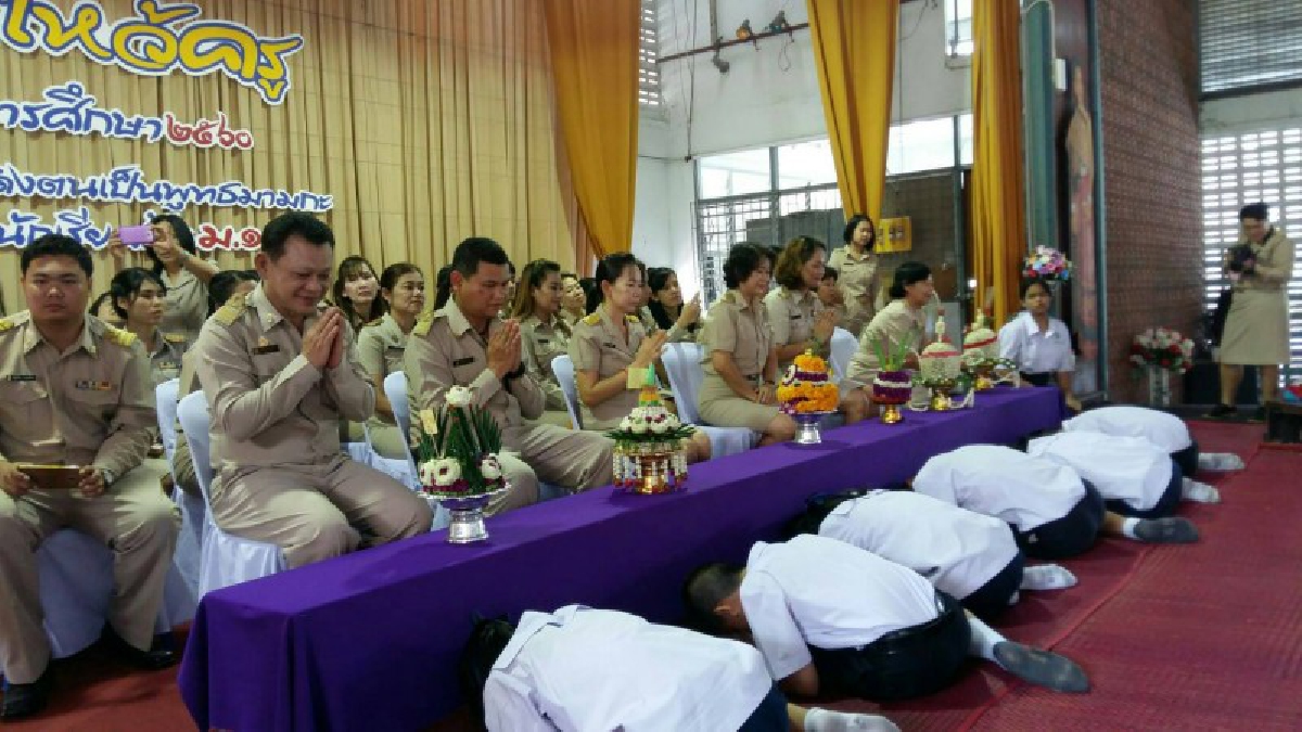 ยกนิ้วให้เลย!! นร.ลงขันซื้อทุเรียนหมอนทองถวายพานไหว้ครู ภายใต้สโลแกน“ปัจจุบันเรียนลูกเดียว“สร้างสีสันวันไหว้ครูสุดคึกคักใน รร.ศรีราชา (คลิป)