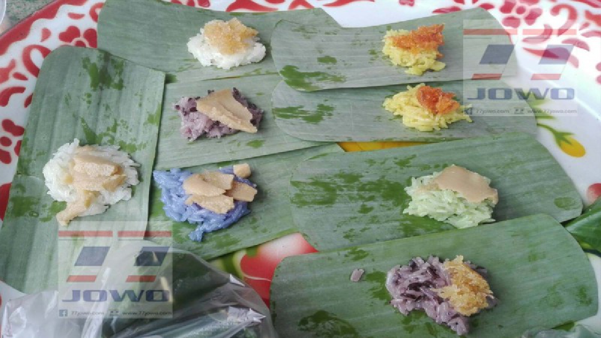 จิ๋วแต่แจ๋ว!! แม่ค้าขายข้าวเหนียวจิ๋ว 5 สีสูตรโบราณ ดัดแปลงให้ห่อเล็กลงจากปกติ 3 เท่า ขายในราคาห่อละ 2 บาท ลูกค้าติดตรึม (มีคลิป)