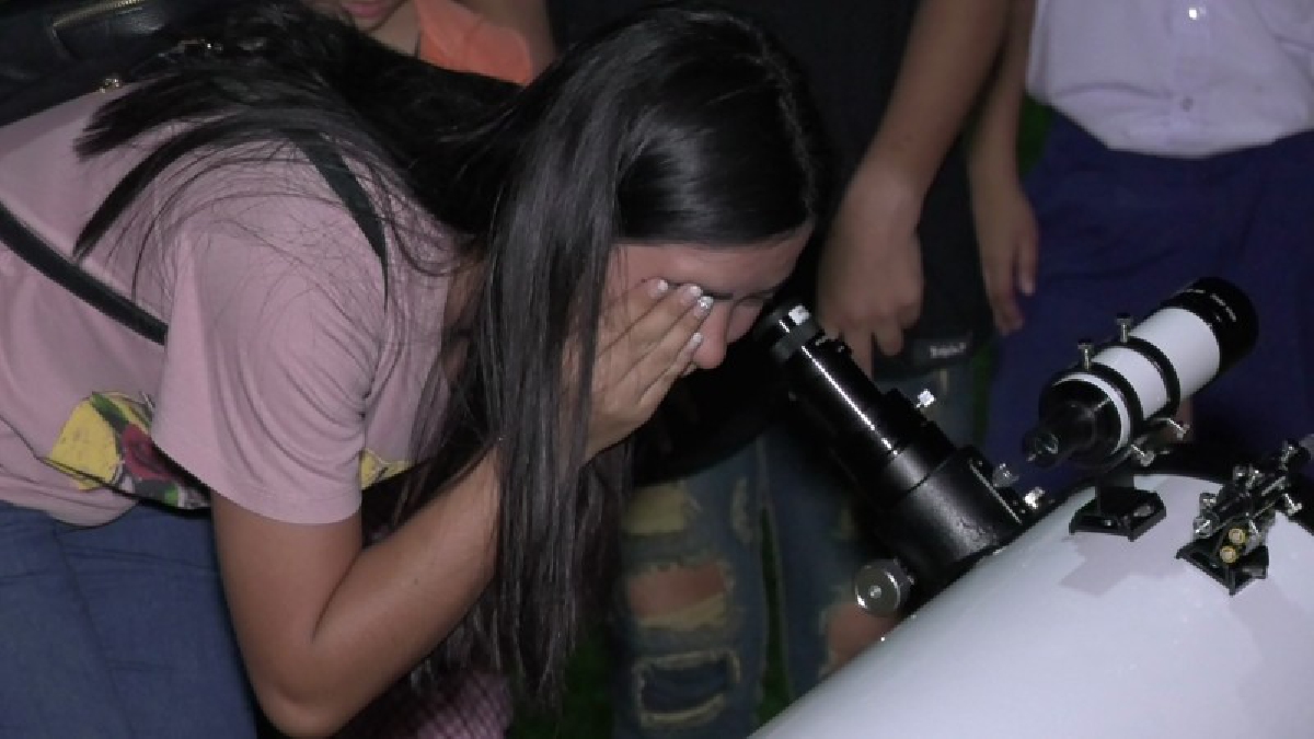 ชาวตราดตื่นตัว!! สองโรงเรียนดัง ตั้งกล้องส่องดาวเสาร์ใกล้โลกที่สุดในรอบปี นักเรียนแห่ต่อแถวดูดาวกันคึกคัก (มีคลิป)