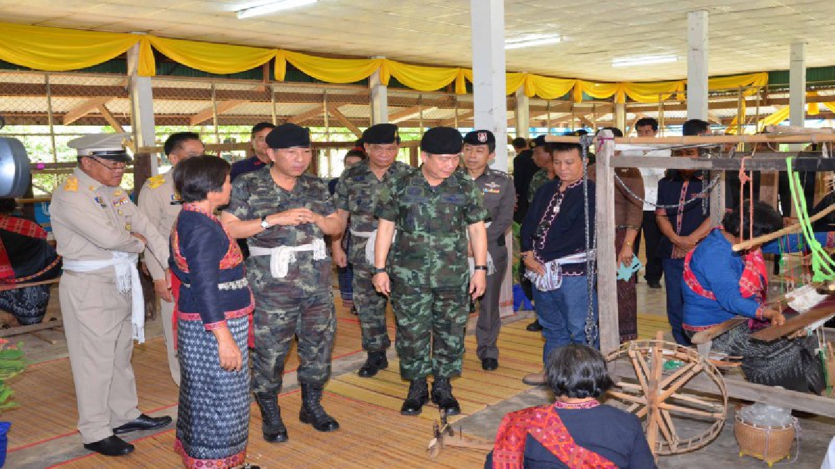 สุดคึกคัก !! ผอ.สปร.ทบ.ตรวจเยี่ยมและติดตามความก้าวหน้าการส่งเสริมอาชีพ "โครงการส่งเสริมศิลปาชีพกาฬสินธุ์" (มีคลิป)
