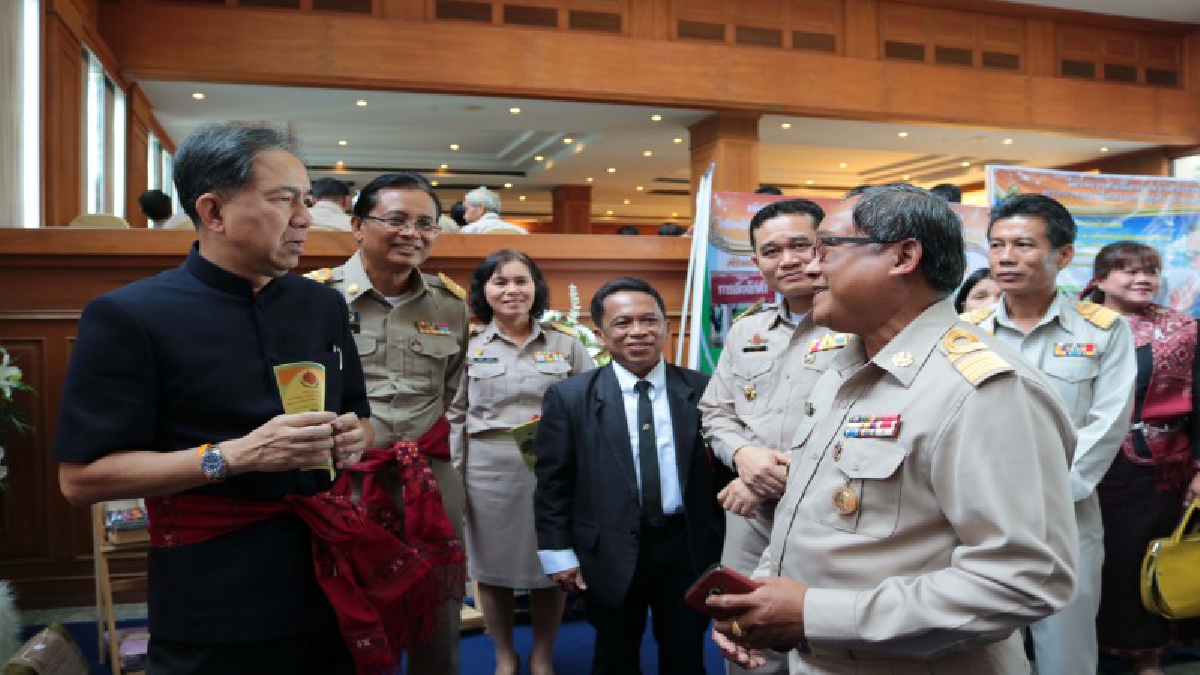 กาฬสินธุ์ - ปลัดกระทรวงมหาดไทยน้อมนำพอเพียงแก้ปัญหาปากท้อง (มีคลิป)