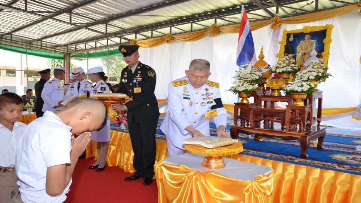 สมเด็จพระเจ้าอยู่หัวมหาวชิราลงกรณบดินทรเทพยวรางกูร พระราชทานเครื่องเขียนแก่นักเรียนในพื้นที่กาฬสินธุ์ (มีคลิป)