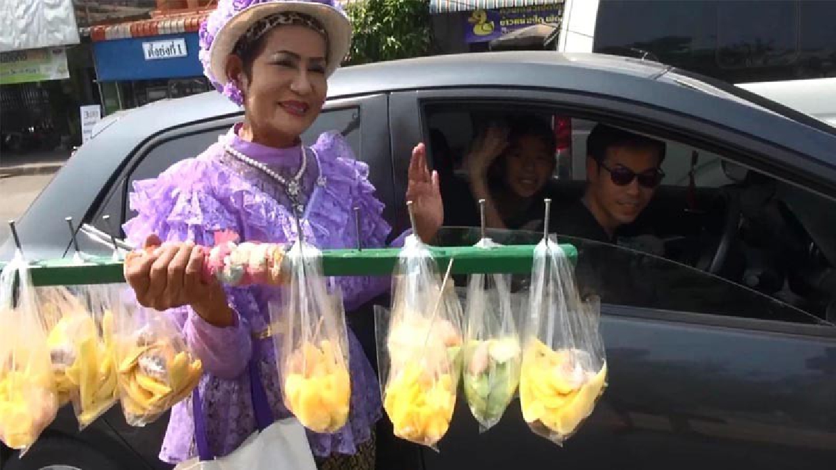 งามอย่างมีคุณค่าน่าชื่นชม!! ป้าต้อยวัย 60ปี แต่งกายด้วยชุดไทยขายผลไม้กลางสี่แยกไฟแดง เผยภูมิใจได้อนุรักษ์ความเป็นไทยแถมรายได้ดี (มีคลิป)