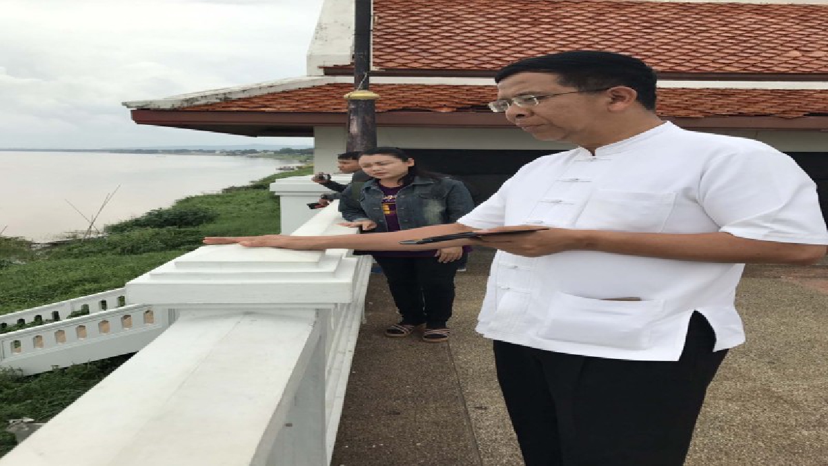 มุกดาหาร - ผู้ว่าฯ ลงพื้นที่ตรวจสอบ ดินสไลด์บริเวณเขื่อนหน้าวัดศรีสุมังค์วนารามตลาดอินโดจีน