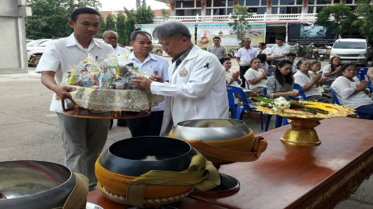 ผู้ว่าฯหนองคาย นำส่วนราชการ ร่วมทำบุญตักบาตรตามโครงการผู้ว่าฯ พาทำบุญวันธรรมสวนะ (วันพระ) ส่งเสริมให้ประชาชนนำหลักธรรมมาใช้ในชีวิต (มีคลิป)