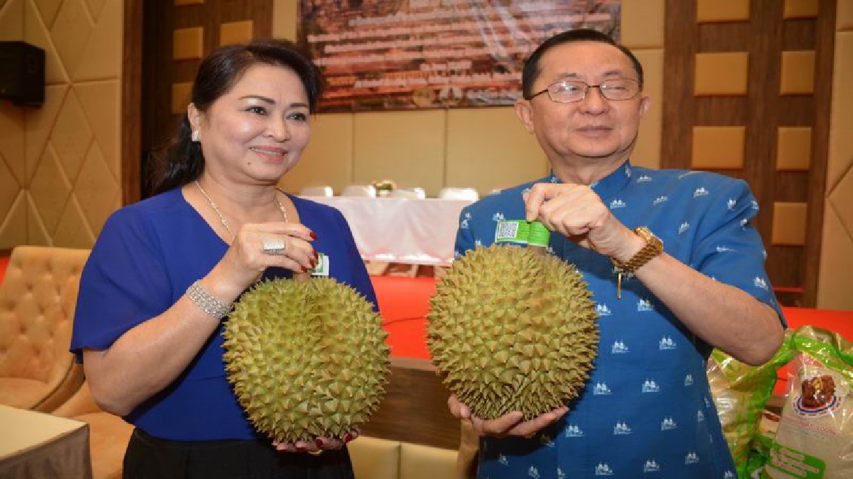 นักธุรกิจไทยจับคู่การค้า ผู้ค้าส่งผลไม้รายใหญ่ของพนมเปญ.. สั่งทุเรียนภูเขาไฟศรีสะเกษล็อตใหญ่ไปขายในประเทศกัมพูชา (มีคลิป)