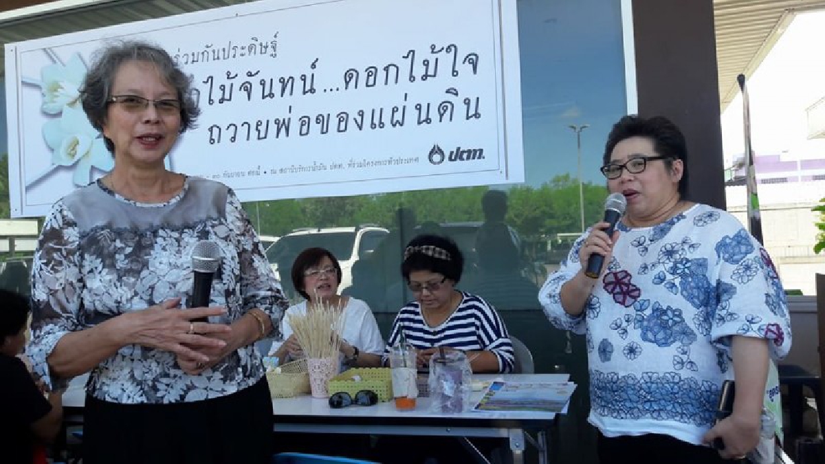 ชุมพร ผู้พิพากษาสมทบศาลเยาวชนฯ ประดิษฐ์ดอกไม้จันท์ ดอกไม้ใจถวายพ่อของแผ่นดิน