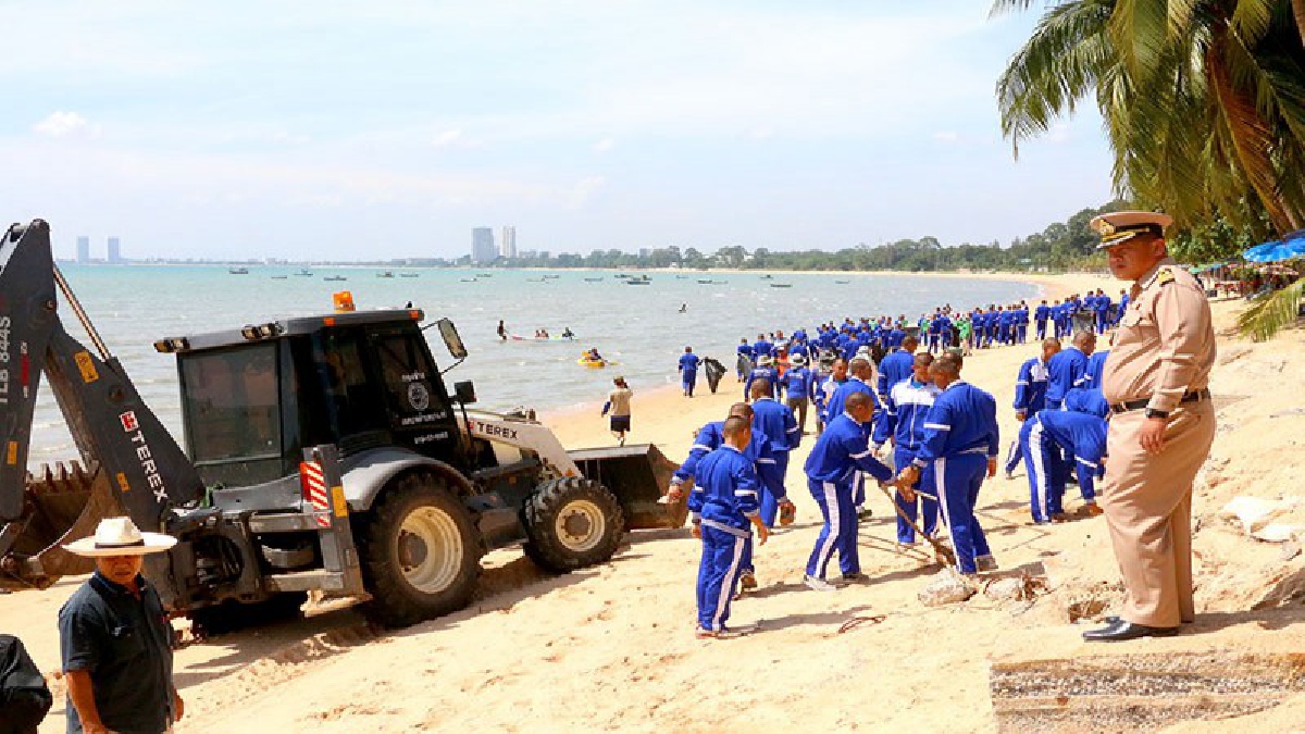โรงเรียนชุมพลทหารเรือ ร่วมทต.บางเสร่ เก็บขยะก้อนหินฟื้นฟูชายหาดบางเสร่