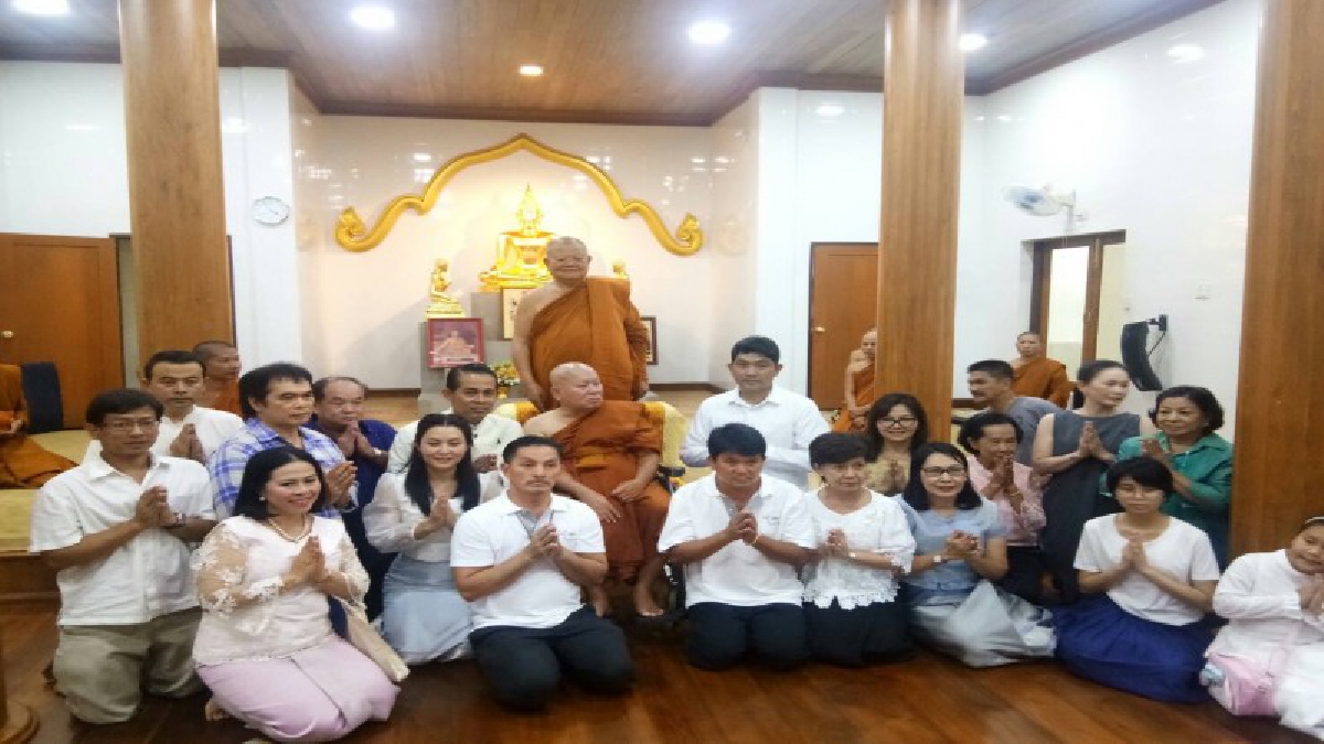 พล.ต.ท.ชลอ เกิดเทศ อดีตผู้บัญชาการประจำกรมตำรวจ บวชแบบเรียบง่ายที่วัดแพร่ธรรมรามได้ฉายา ชลอ อิสโร ก่อนที่จะไปจำวัดที่วังน้ำเขียว.(มีคลิป)