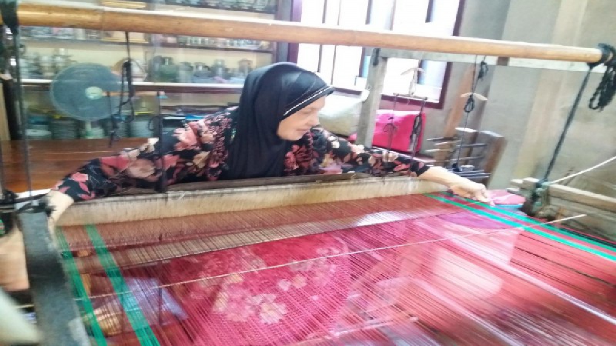 มีวิชาไม่อดตาย!! สาวโสดวัย 72  สืบทอดการทอผ้าไหมจากแม่ รับทอตามสั่งมากว่า 50ปี ออเดอร์สั่งจองล่วงหน้ายาว 3 ปี (คลิป)