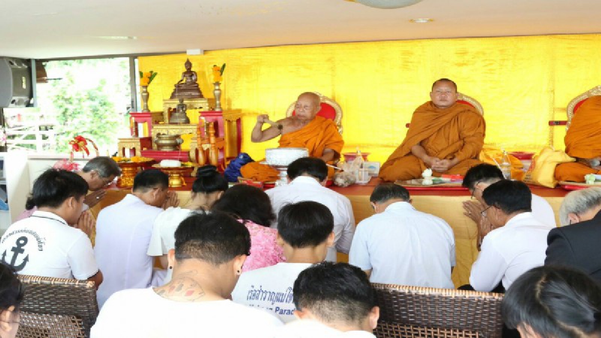 เรือสำราญแม่โขงพาราไดซ์ครูซ นิมนต์เกจิดังทำบุญถวายเพลเพื่อความเป็นสิริมงคล หลังนักท่องเที่ยวเกิดอุบัติเหตุ (มีคลิป)