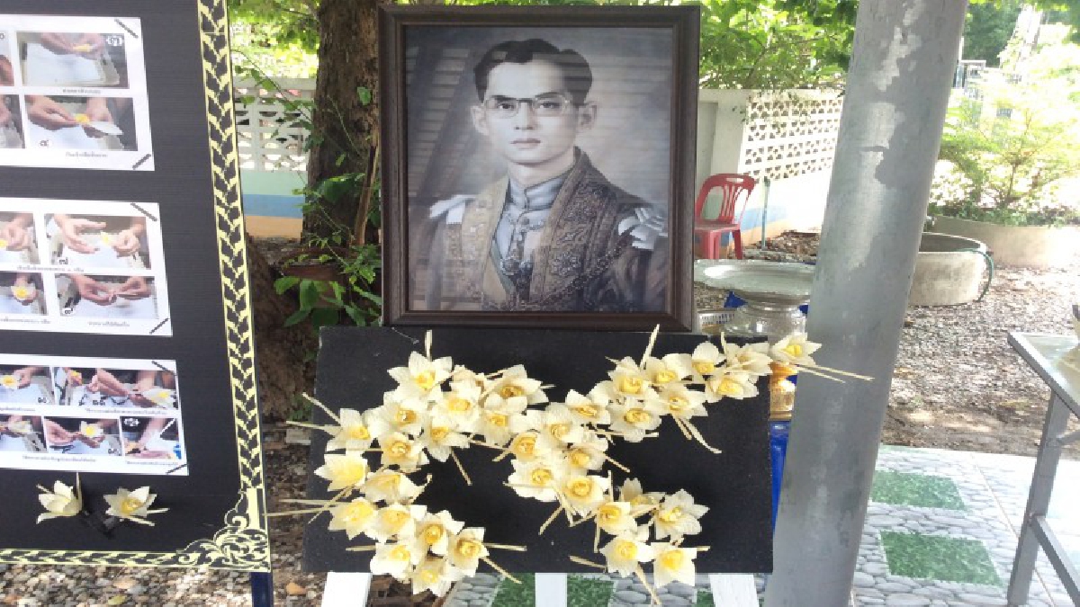 นครปฐม - โครงการจิตอาสาจัดทำดอกไม้จันทน์ พระราชทาน อบต.บางพระ (มีคลิป)