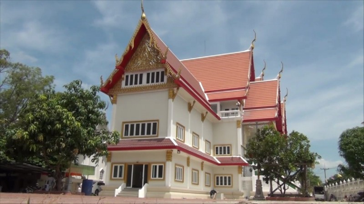 อลังการงานสร้าง!! วัดดังอ่างทองสูงสามชั้นพร้อม"ลิฟท์"และ"บันไดเลื่อน" พร้อมสองเตาเผา ส่วนยอดเมรุเป็นปรางค์ครอบไว้อย่างสวยงาม(มีคลิป)