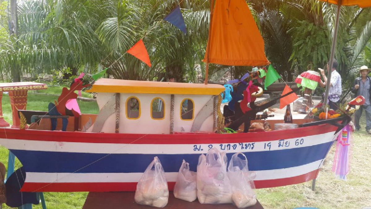 สืบทอดมายาวนาน!! ชาวบ้านทำพิธี "ส่งเรือนาย" ทำยาวนานนับร้อยปี เพื่อเป็นการฝาก "ลอยเคราะห์" ไปกับเรือนายและนำไปลอยสู่ทะเล (มีคลิป)