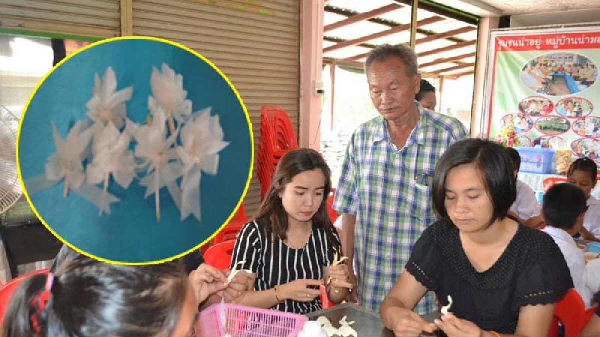 ชาวบ้านชุมชนดอนแดงเหนือ!! หนองคายรวมกลุ่มกันประดิษฐ์ "ดอกลิลลี่ ดอกชบาทิพย์ ดอกไม้จันทน์" เป็นการแสดงความอาลัยแด่พ่อหลวงร.๙ (มีคลิป)