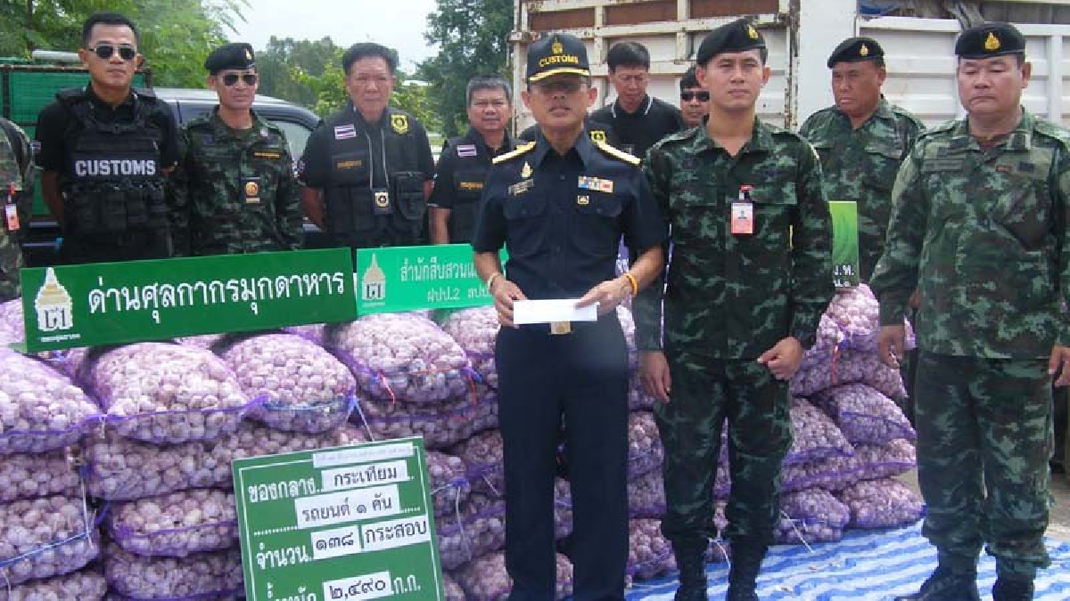 จับให้สิ้น!? ทหารสนธิกำลังศุลกากรจับ "กระเทียมแห้งเถื่อน" ลักลอบนำเข้าจากลาวหนีภาษีจำนวนกว่า 138 กระสอบ (มีคลิป)
