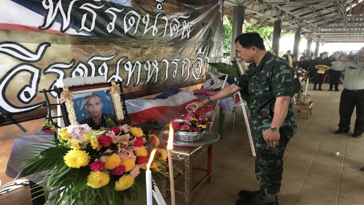 แสนอาลัย 4 วีรบุรุษชายแดนใต้!! นายกฯมอบเหรียญบางระจัน-เงินช่วยเหลือ-เกียรติบัตรเชิดชูเกียรติ ให้กำลังใจแก่ครอบครัวผู้เสียสละ (มีคลิป)