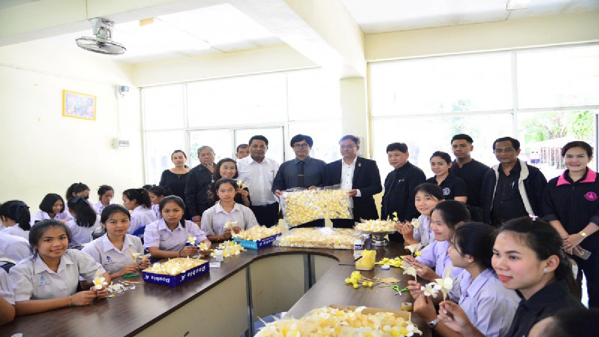 รวมใจเป็นหนึ่ง!! รองผู้ว่าราชการระนองเข้าให้กำลังใจ คณะครู-นักเรียน โรงเรียน "กระบุรีวิทยา" จิตอาสาร่วมประดิษฐ์ดอกไม้จันทน์ถวายพ่อ