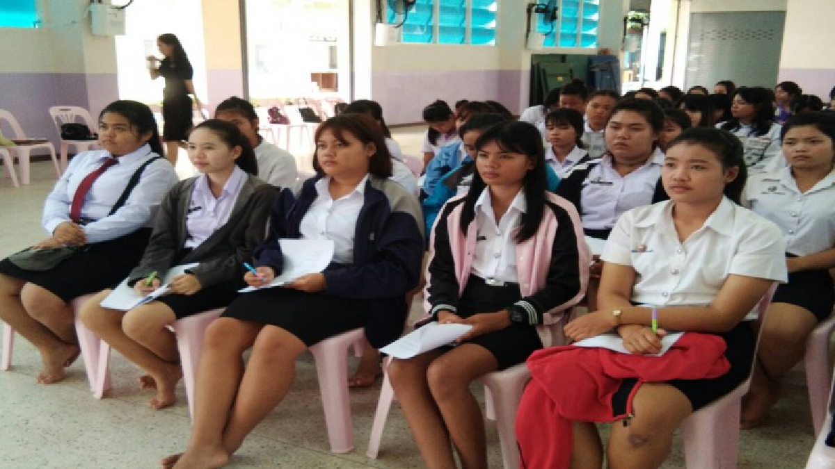 โครงการดีๆ! หนองคายจัด "โครงการลดอุบัติเหตุทางถนน ปี 2560" เพื่อให้ความรู้เบื้องต้นแก่นักเรียน นักศึกษา เกี่ยวกับใช้รถใช้ถนนปลอดภัย(มีคลิป)