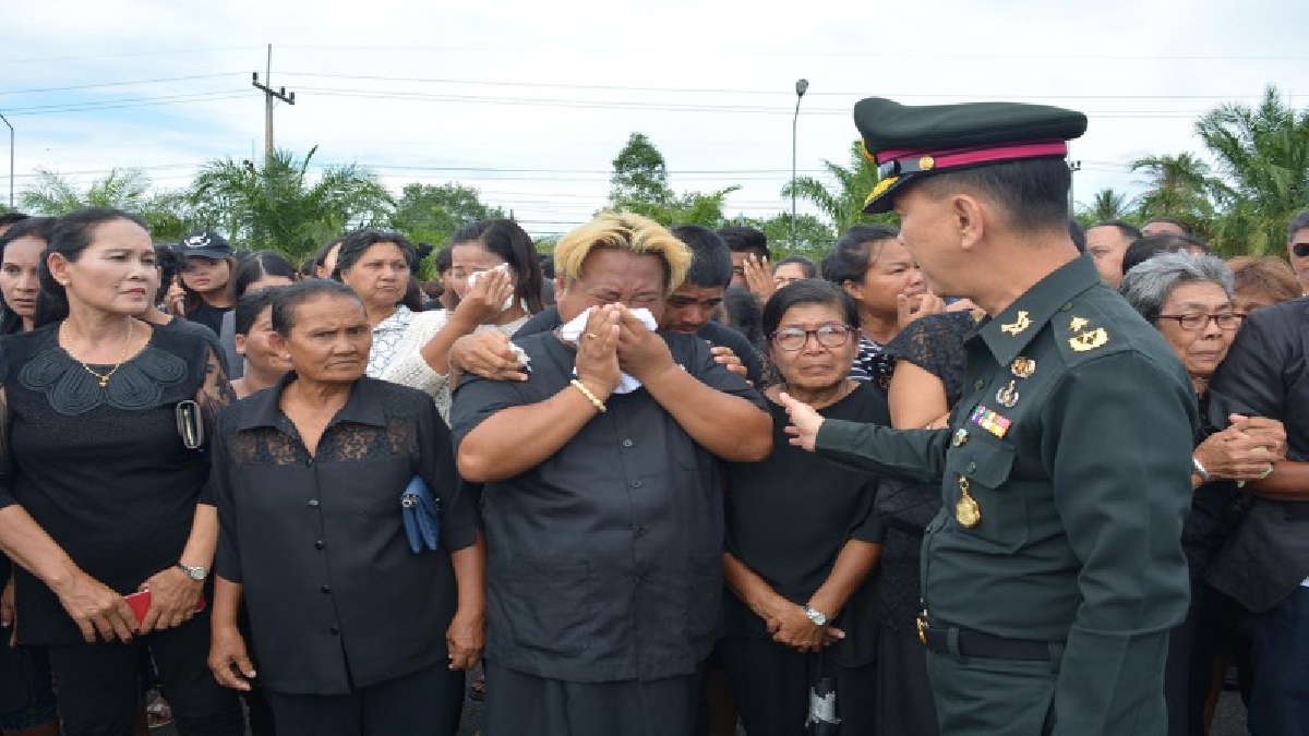 เสียงร้องระงมเมืองคอน!!! รับศพ 4 ทหารกล้ากลับมาตุภูมิ พ่อแม่-ลูกเมียและเพื่อนบ้านแห่สดุดี สุดกลั้นน้ำตาปล่อยโฮด้วยความเสียใจ (มีคลิป)