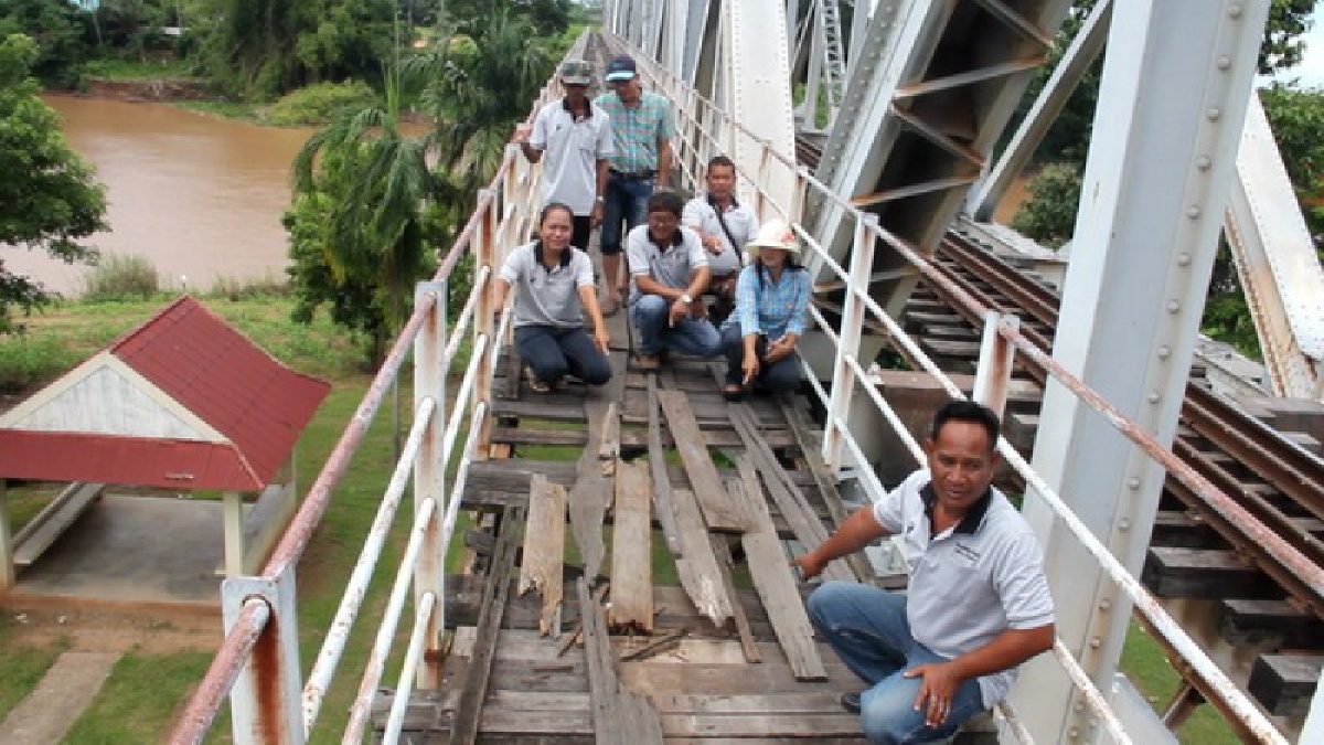 สะพานไม้ประวัติศาสตร์เก่าแก่คู่สะพานรถไฟใหญ่สุดภาคเหนือ สมัย ร.5 ทรุดโทรมหนักกว่า 10ปี ไร้การเหลียวแล ชาวบ้านเดือดร้อนกันไม่เว้นวัน (คลิป)