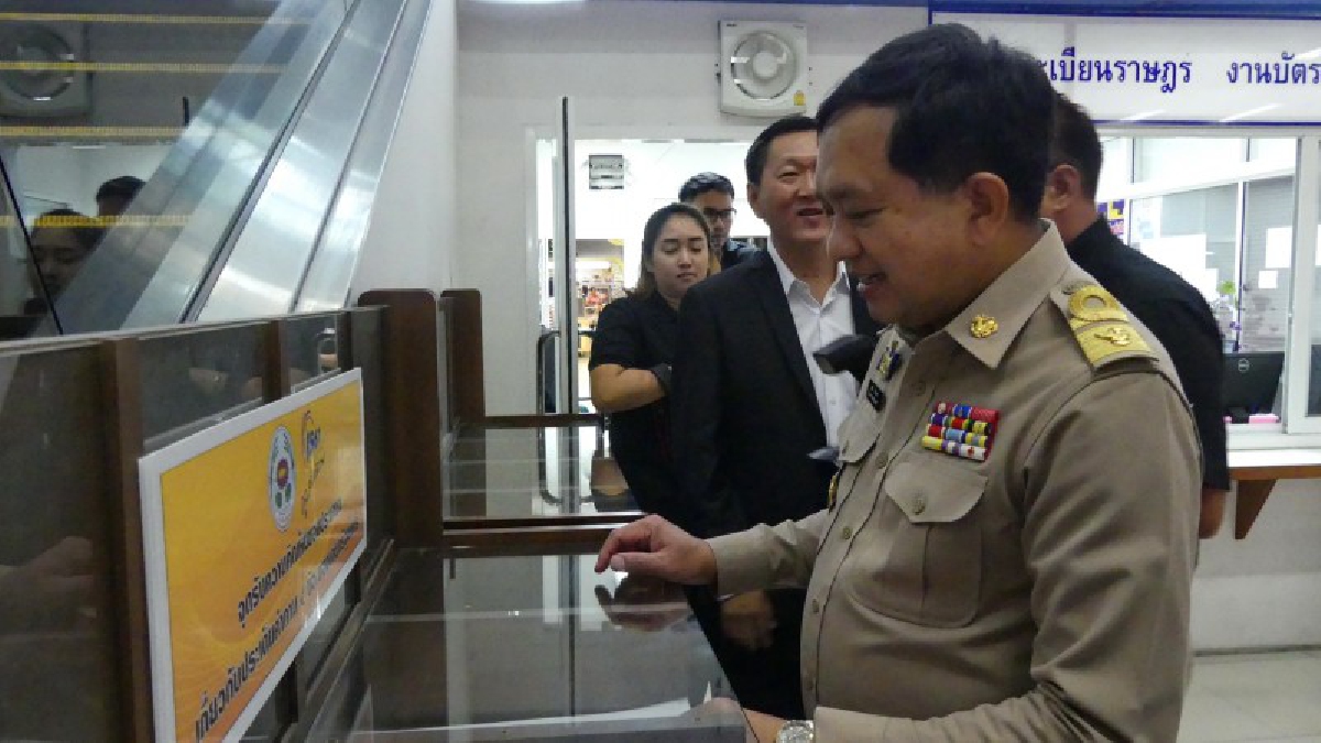 ผู้ว่าฯปทุมธานี เชิญชวนให้ ปชช.เข้ามาแสดงความคิดเห็นประเด็นคำถาม4ข้อ ของนายกรัฐมนตรี
