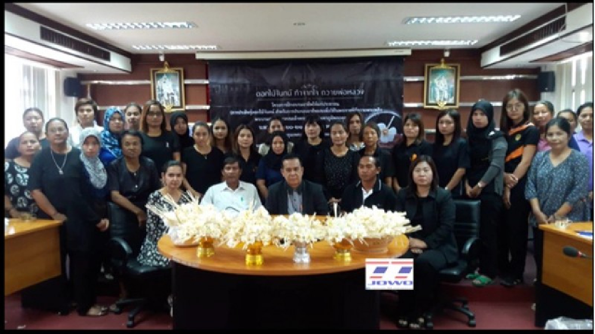 ชาวกระบี่ - อาสาร่วมใจ จัดกิจกรรมประดิษฐ์ดอกไม้จันทน์ ทำจากใจ ถวายพ่อหลวง ร.9 (มีคลิป)