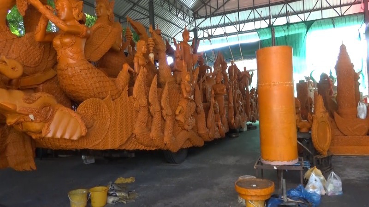 สวยงามตระการตา!! พิมาย แกะสลักเทียนพรรษาขนาด 9 ตัน เป็นลวดลายพระราชกรณียกิจต่างๆ เพื่อรำลึกถึงในหลวงรัชกาลที่ 9