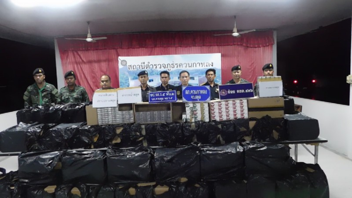 ถึงกับตะลึง!! ทหาร-ตร. ตรวจพบ "บุหรี่เถื่อน" คาบ้านพักร้าง รวม 14,250 ซอง งานนี้จะมีตร.เอี่ยวด้วยหรือไม่!?