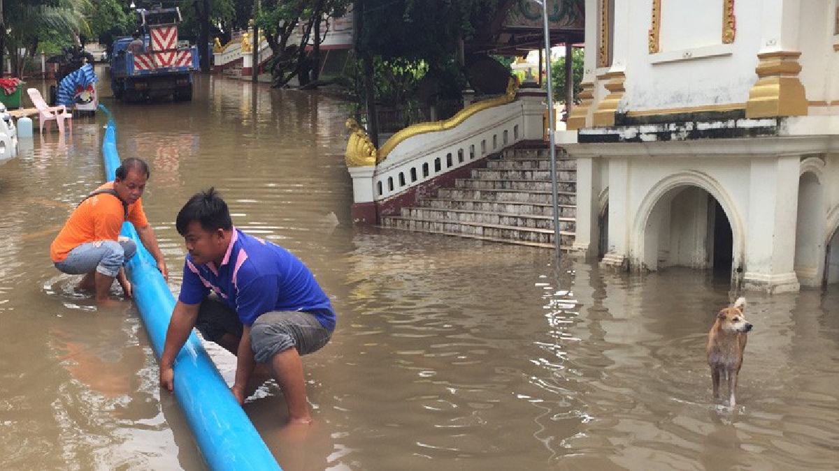 เดือดร้อนหนัก!!! นครพนมฝนถล่มทั้งคืนส่งผลให้เกิดปัญหา "น้ำท่วมวัดธาตุพนม" ระดับน้ำประมาณ 20 - 30 เซนติเมตร จนท.เร่งระบายน้ำ (มีคลิป)