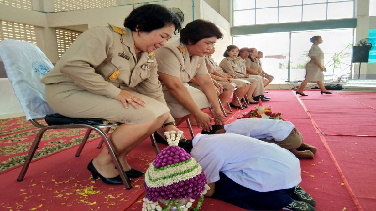 ระลึกบุญคุณครู!! โรงเรียนเทศบาล 3 ยุวบูรณ์บำรุง "จัดพิธีไหว้ครูประจำปีการศึกษา 2560" เพื่อปลูกฝัง นร.และระลึกถึงบุญคุณครู (มีคลิป)