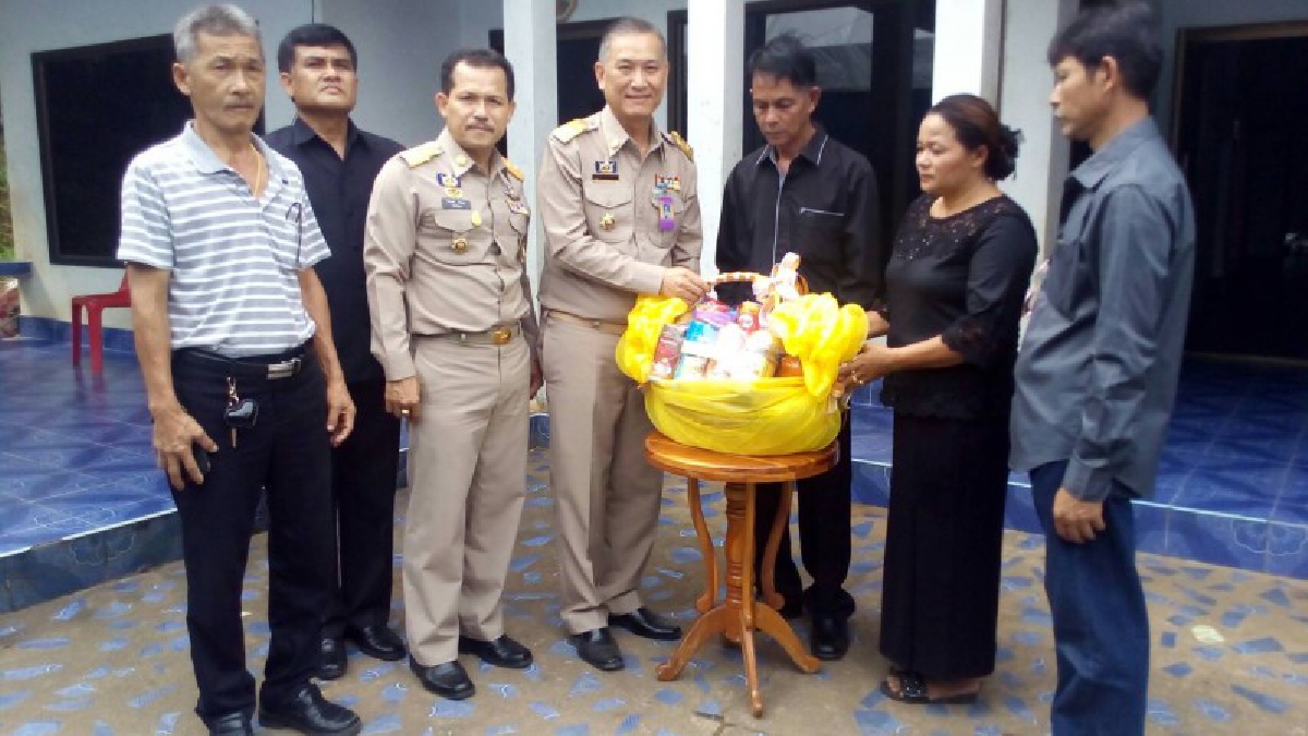 สุดปลาบปลื้ม!! รองผวจ.มอบกระเช้าพระราชทาน แก่ครอบครัวทหารหาญพลีชีพ - แม่ทัพภาคที่ 4 เดินสายเคารพศพ และมอบเงินช่วยเหลือ 4 ศพในเมืองคอน