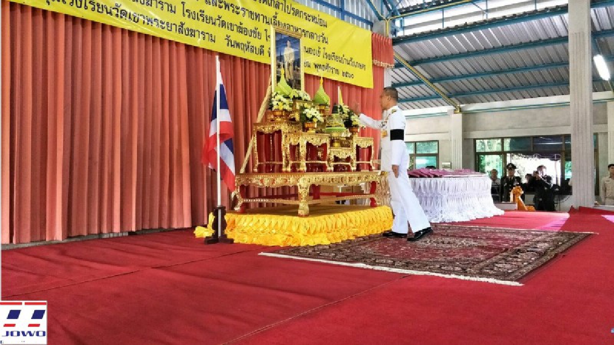 สมเด็จพระเจ้าอยู่หัวทรงพระกรุณาโปรดเกล้าฯ พระราชทานอุปกรณ์การเรียนและเลี้ยงอาหารกลางวันพระราชทานแก่ "นักเรียน ผู้ปกครอง" อุทัยธานี(คลิป)