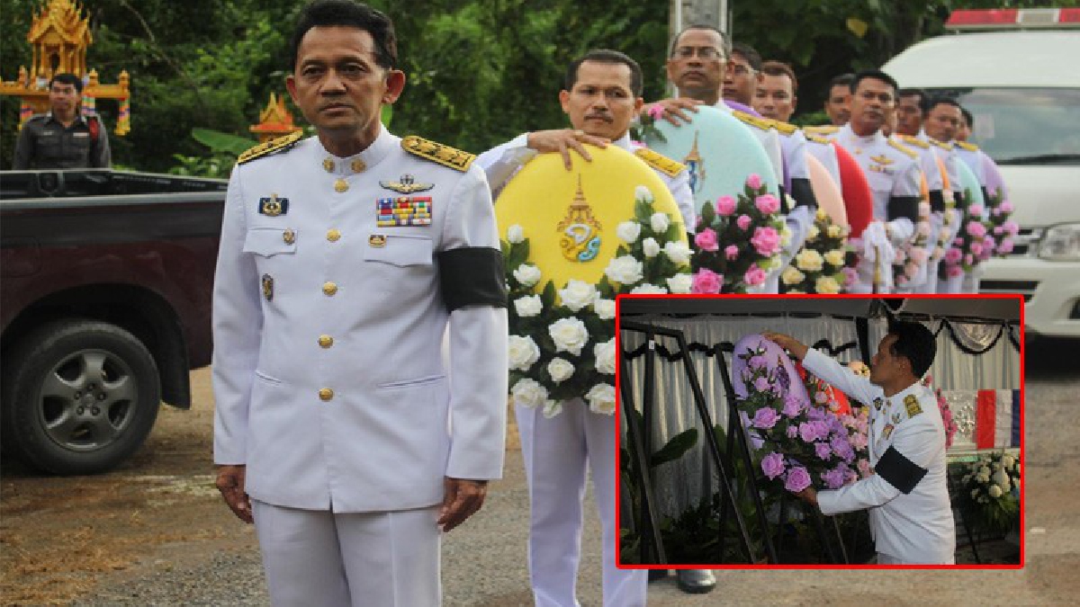 สมเด็จพระเจ้าอยู่หัวมหาวชิราลงกรณบดินทรเทพยวรางกูรทรงพระกรุณาโปรดเกล้าโปรดกระหม่อม ให้เชิญพวงมาลาหลวงวางหน้าหีบศพทหาร 4 นายที่เสียชีวิต