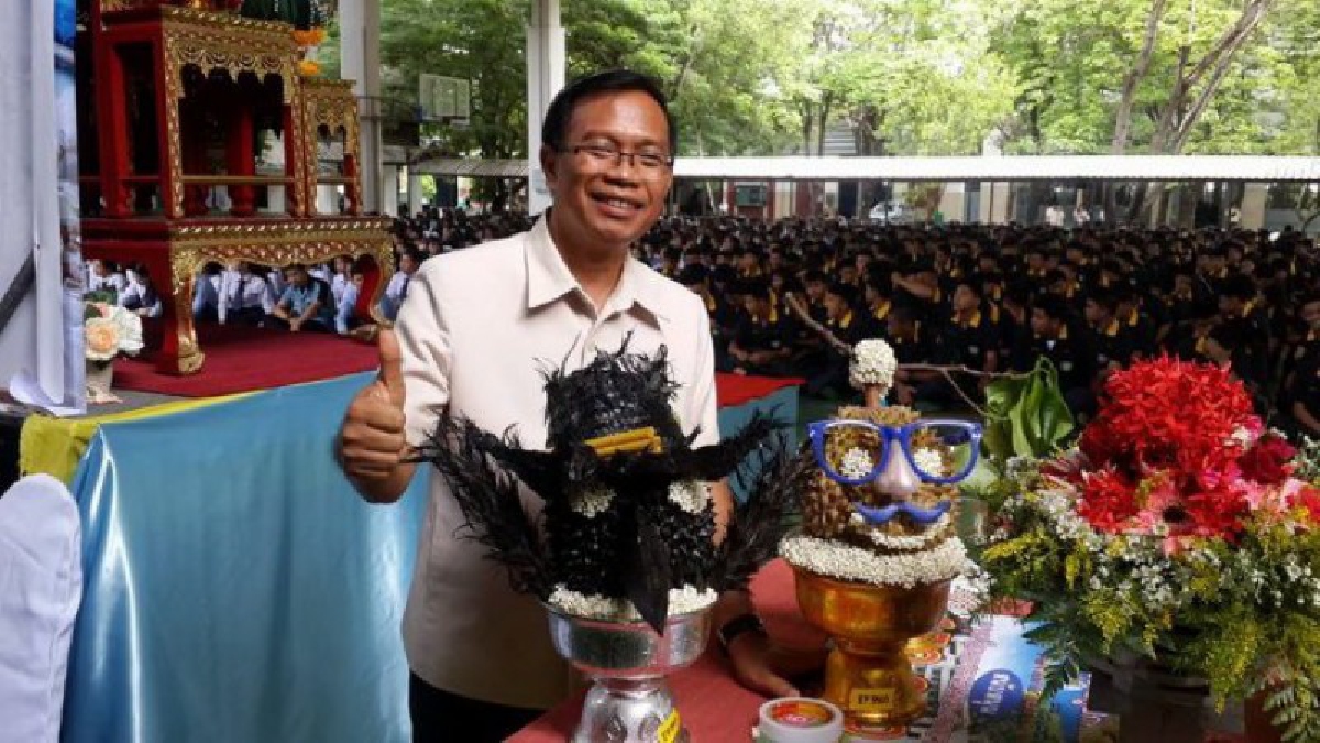 สุดยอดไอเดีย!! พานไหว้ครูสารพัดไอเดียมีทั้ง เครนก่อสร้าง แป้นคีบอร์ด เมาส์ คอมพิวเตอร์ อุปกรณ์การเรียน ผักผลไม้ ชาวโซเชี่ยลแห่แชร์ (มีคลิป)