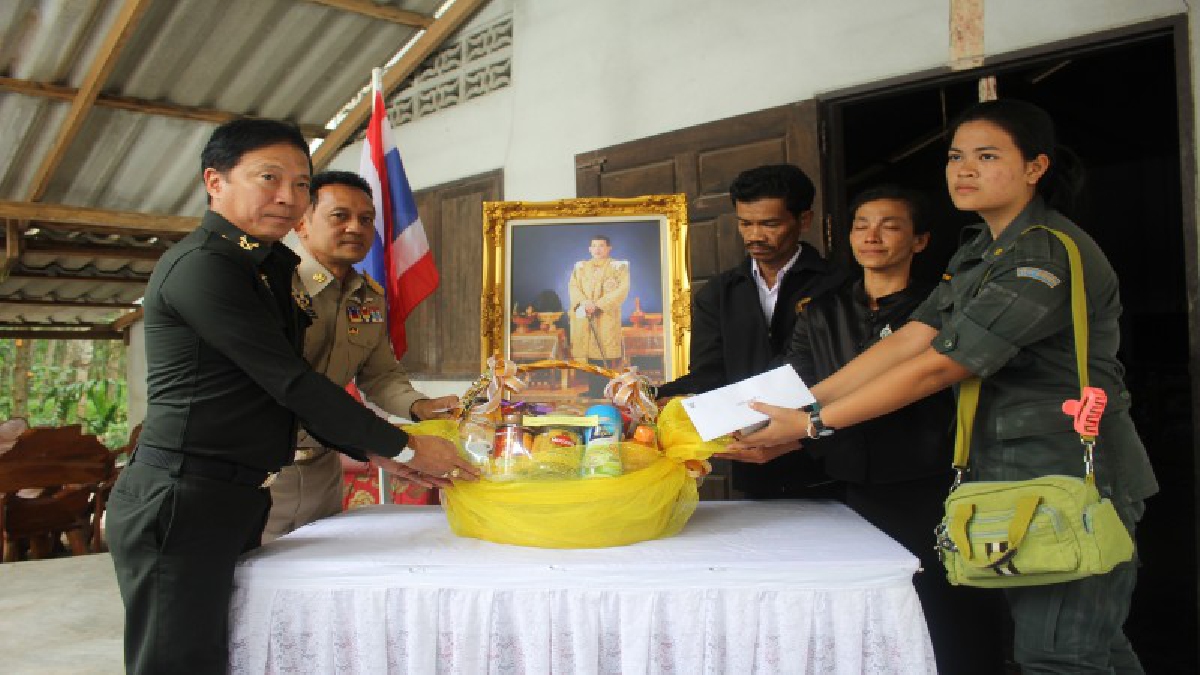 สุดซาบซึ้ง!!!ในหลวง ร.10 พระบรมวงศานุวงศ์พระราชทานพวงมาลา,ตะกร้าสิ่งของแก่ครอบครัว 4 พลทหารเมืองคอนที่เสียชีวิตจากเหตุระเบิดในปัตตานี