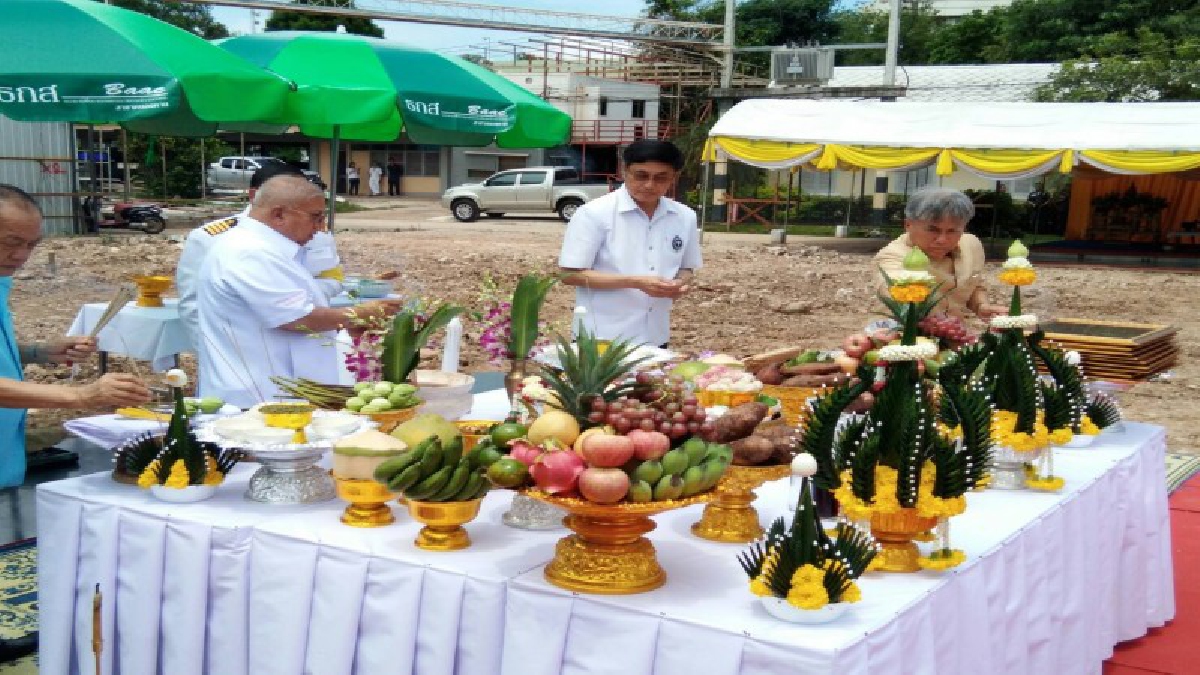 รพ.หนองคาย จัดทำพิธีบวงสรวงเทวดาเจ้าที่ พิธีพราหมณ์ พร้อมวางศิลาฤกษ์อาคารบำบัดรักษา คลอด ผู้ป่วยในโรงพยาบาลหนองคาย(มีคลิป)