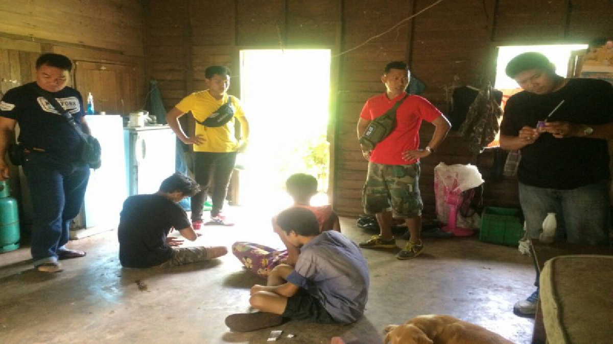 สุดระทึก!! วินาทีตร.-ทหารบุกรวบกลุ่มวัยรุ่นค้ายานรก คาบ้านพัก เผยเอากำไรแค่เล็กน้อย ไม่ได้หวังรวย (ชมคลิป)