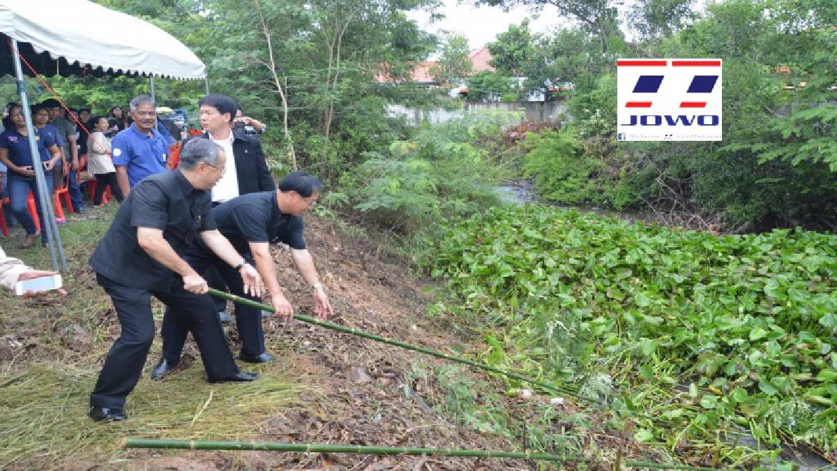 เร่งกำจัด...ให้หมดสิ้น!! ลุยกำจัด "ผักตบชวา" แก้ปัญหาน้ำท่วมเมืองช้างภายใต้นโยบาย “ประชารัฐร่วมใจ คลองสวยน้ำใส คนไทยมีความสุข” (มีคลิป)