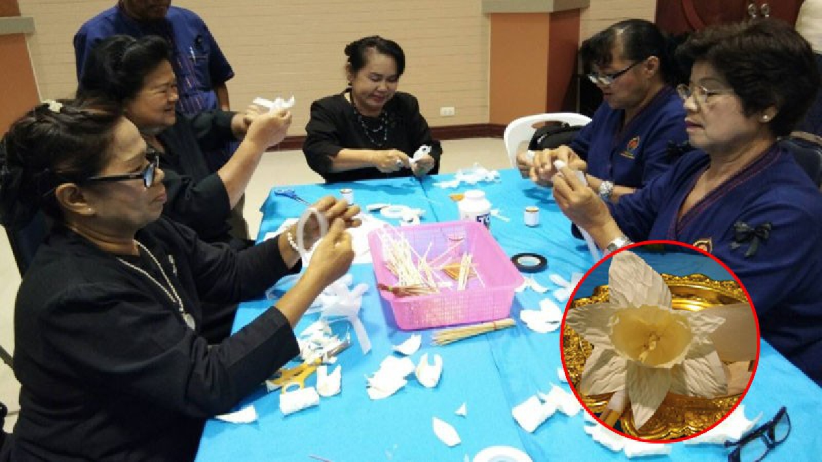 ประดิษฐ์ดอกไม้จันทน์ถวายพ่อ!! เทศบาลเมืองหนองคายจัดโครงการ "จัดอบรมจิตอาสาประดิษฐ์ดอกไม้จันทน์พระราชทาน" เพื่อถวายความอาลัย (มีคลิป)